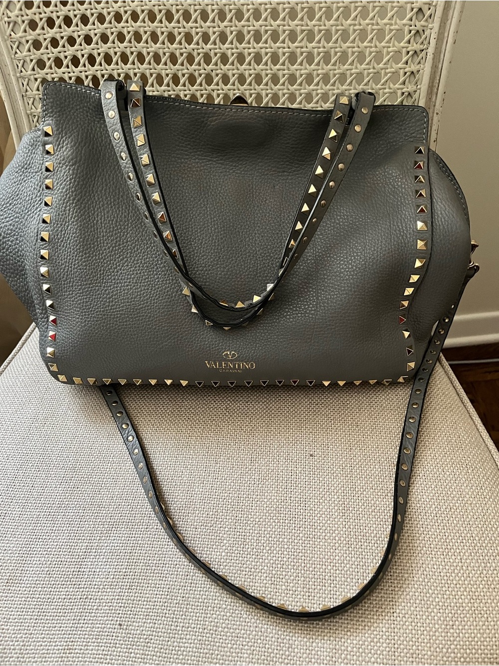 Valentino Garavani Grey Pebbled Leather Rockstud Shoulder Bag